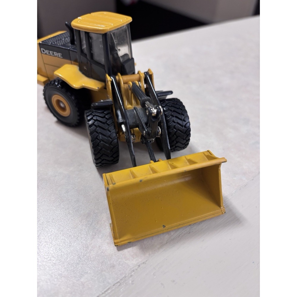 ERTL John Deere Die-Cast Wheel Loader Scale Model Rubber Wheels - Picture 3 of 9